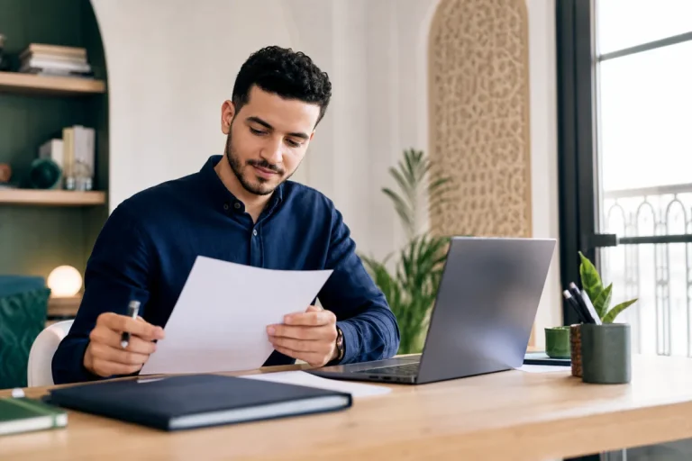 Candidate améliorant son CV pour une recherche d’emploi au Maroc